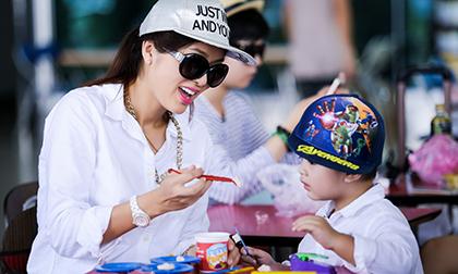 Mẹ con Oanh Yến thời trang ton sur ton tại sân bay