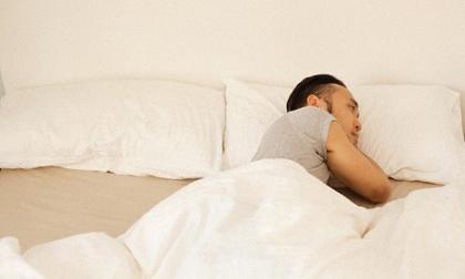 Nửa đêm tỉnh dậy, tôi đứng tim khi nhìn sang bên cạnh...