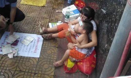 Mẹ đem 3 con ra phố tìm người tốt để cho