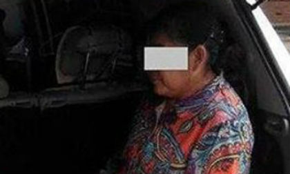 Con trai nhốt mẹ già trong cốp xe hơi gây phẫn nộ