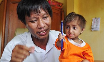 Cậu bé tí hon nặng hơn 3kg ở Quảng Ngãi bắt đầu đi học