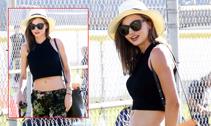 Miranda Kerr khoe vòng hai phẳng lì với áo crop top