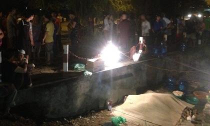 Hà Nội: Thi thể mẹ cùng con trai 4 tuổi buộc vào nhau nổi ở cống