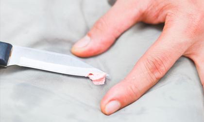 Mẹo hay loại bỏ vết kẹo cao su dính trên quần áo