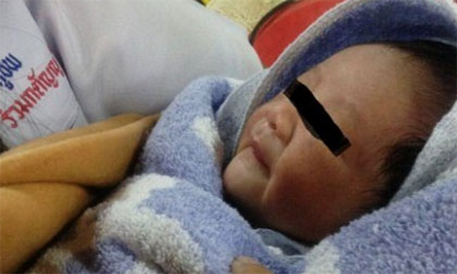 Em bé sơ sinh bị mẹ bỏ rơi ở trung tâm thương mại