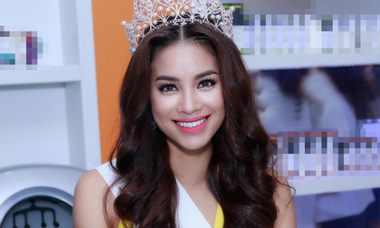 Phạm Hương rạng rỡ như 'Nữ thần' đi tư vấn chăm sóc da