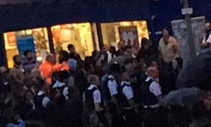 200 nữ sinh lao vào hỗn chiến để tranh giành một chàng trai