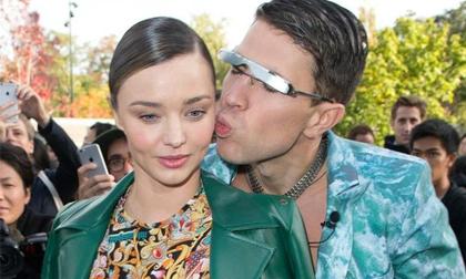 Miranda Kerr bị 'trai lạ' lao tới hôn bất ngờ vì ngưỡng mộ