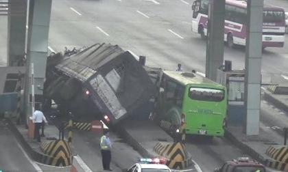 Xe tải đâm sập trạm thu phí cao tốc Trung Lương