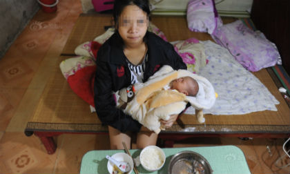 Xót thương 'bà mẹ nhí' 16 tuổi mồ côi bị người yêu bỏ rơi