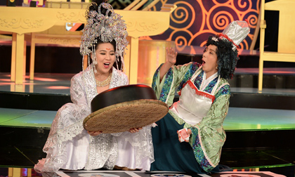 Lê Khánh đọ dáng chơi bài 'bá đạo' với Thu Trang