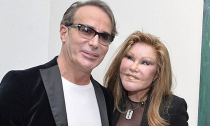 'Thảm họa dao kéo Mỹ' bất ngờ tái xuất bên bồ trẻ