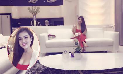 Chị Ngọc Trinh diện trang phục gợi cảm đến thăm nhà triệu đô của em gái