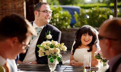 Chuyện tình cổ tích của cô gái bị xương thủy tinh và chú rể cao 1m9