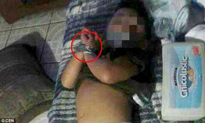 Bà mẹ trói tay, bịt miệng con để chụp ảnh đăng lên facebook