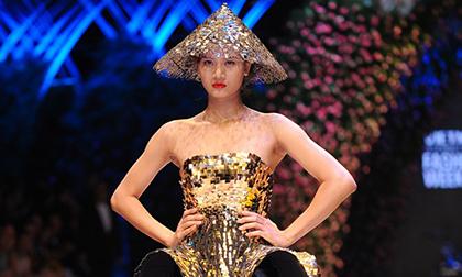 Hương Ly sắc lạnh trên sàn catwalk sau scandal ‘chơi xấu’ Hồng Xuân