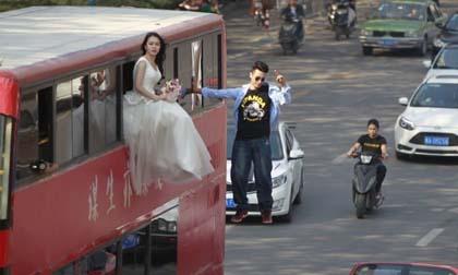 Ảnh cưới 'bá đạo' trên xe bus khiến dân mạng 'phát sốt'