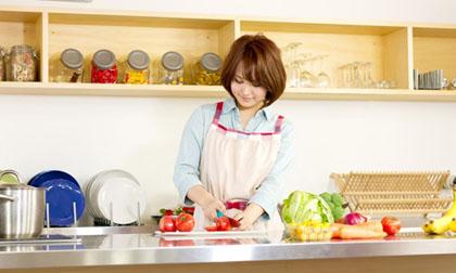 Bồ đến tận nhà học công thức nấu canh cua của vợ