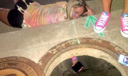 Khoảnh khắc hài hước tìm lại dế xinh khi bị rơi xuống cống sâu