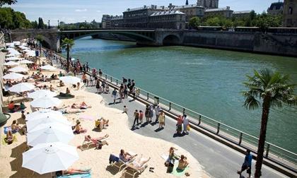 Bãi biển nhân tạo bên sông Seine