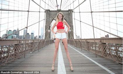 Cô gái sở hữu đôi chân dài nhất thế giới từng bị bắt nạt