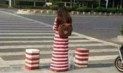 Trở nên nổi tiếng vì mặc váy giống màu cột chắn đường