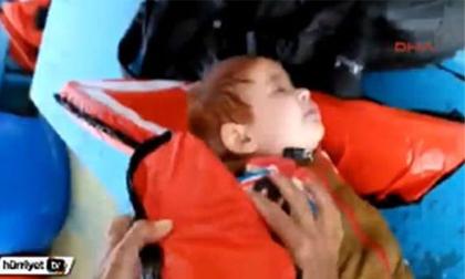 Ngư dân Thổ Nhĩ Kỳ cứu sống bé trai di cư trôi dạt trên biển