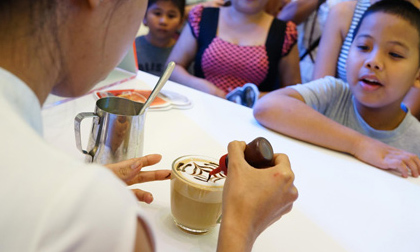 Giới trẻ háo hức với cách pha cà phê độc đáo