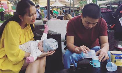 Chồng Kim Hiền tự tay pha sữa cho con gái cưng