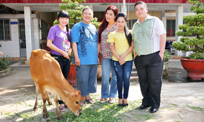 Minh Béo 'đội nắng' tặng bò cho nông dân nghèo