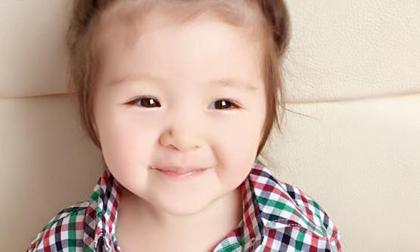 Cadie xinh xắn khi mặc áo sơ mi caro
