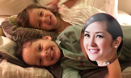 Cặp sinh đôi nhà Hồng Nhung quậy 'tung trời' trước giờ đi ngủ