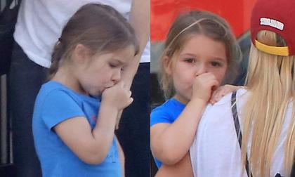 Harper lớn tướng vẫn mút tay ngon lành