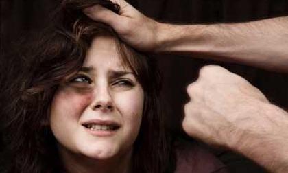 Chồng đánh vợ bầm dập vì để con đi lạc trong siêu thị