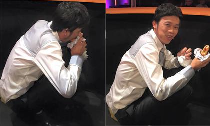 Hoài Linh giản dị ngồi gặm bánh mỳ trước giờ lên sóng