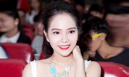 Dương Kim Ánh đẹp hút hồn khi diện đầm trắng tinh khôi làm giám khảo  