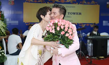 Đàm Vĩnh Hưng bị fan lớn tuổi ‘cưỡng hôn’ giữa sự kiện