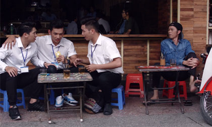 Hoài Linh vô tư cho trai đẹp mượn điện thoại