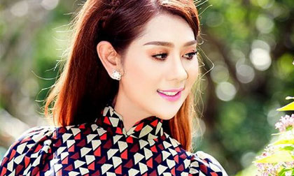 Lâm Chi Khanh duyên dáng đầy nữ tính với tà áo dài