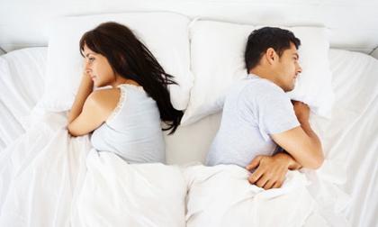 Vết máu dính trên váy của vợ khiến chồng hoảng sợ