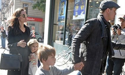 Brad Pitt gây náo loạn khi hộ tống vợ con đi mua sách