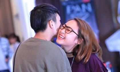 Con gái Thanh Lam tình cảm với bạn trai giữa chốn đông người
