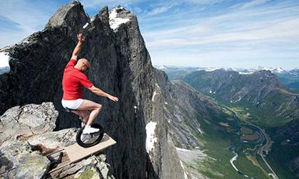 'Dị nhân' đi xe 1 bánh trên vách núi cao 1.400 mét