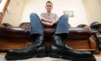 Chàng trai có đôi bàn chân lớn nhất Anh Quốc