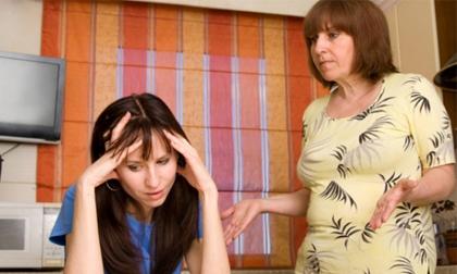 Đỏ mặt khi bị mẹ bắt gặp lúc đang 'chiều chồng từ xa'