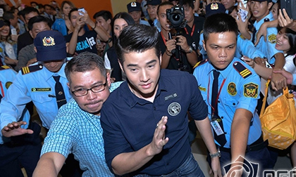 Sao phim 'Tình người duyên ma' được hàng chục bảo vệ hộ tống tại TP. HCM