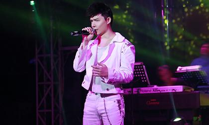 Nathan Lee chạy show miệt mài bất chấp bệnh tật