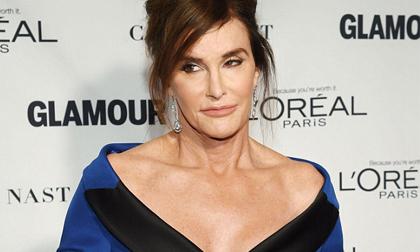 Bố dượng Kim khoe vai trần quyến rũ tại sự kiện