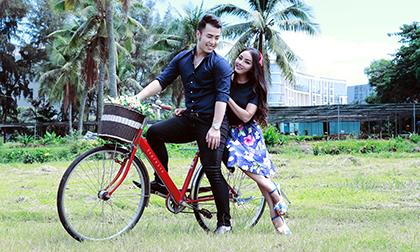 Akira Phan và ca sĩ hải ngoại Ngô Khả Tú tình tứ bên nhau đi làm giám khảo