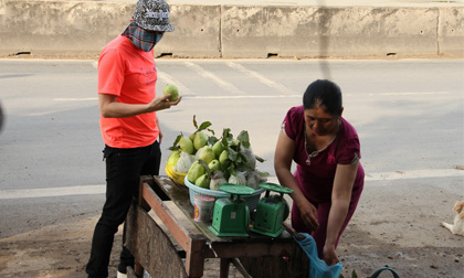 Nguyên Vũ hóa trang thành điệp viên 007 đi mua ổi